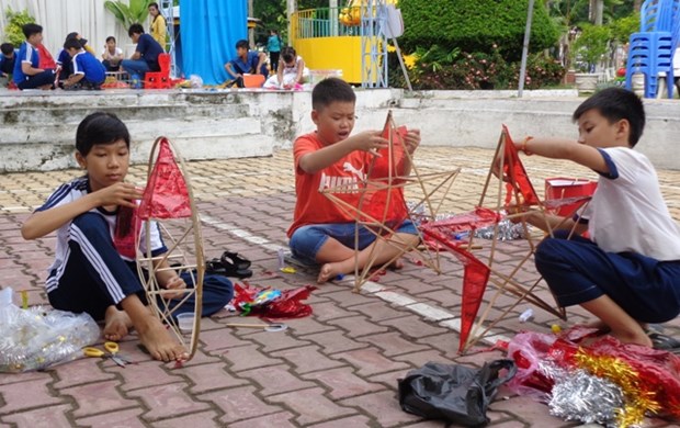 2017年手工制作灯笼节吸引众多儿童参加 hinh anh 1