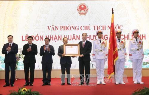 越南国家主席陈大光出席国家主席办公厅重新成立25周年纪念典礼 hinh anh 1