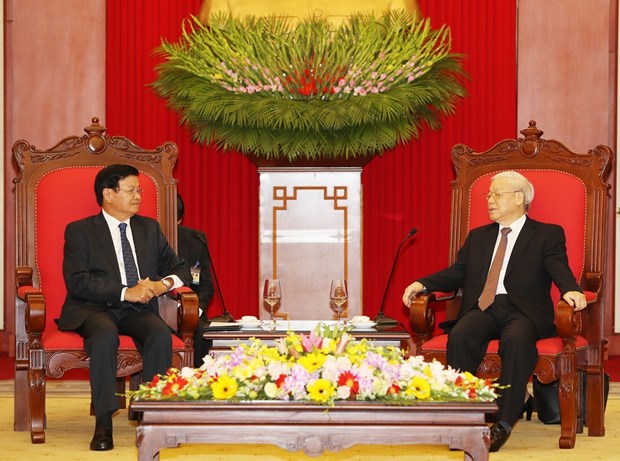 越共中央总书记阮富仲会见老挝总理通伦·西苏里 hinh anh 1