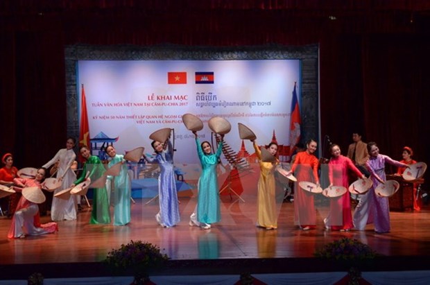 2017年越南文化周亮相柬埔寨 hinh anh 1