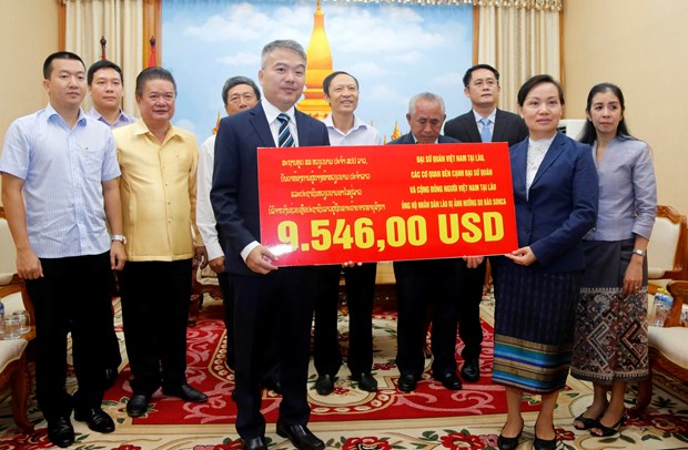 旅居老挝越侨捐款帮助老挝台风受灾灾民 hinh anh 2