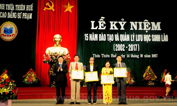 承天顺化省为近1100名老挝学生进行越南语教育 hinh anh 1