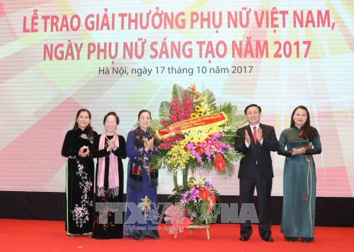 政府副总理王廷惠出席2017年“越南妇女奖”颁奖仪式 hinh anh 1