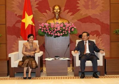 越南国会副主席冯国显会见老挝国家审计署审计长斯芬丹 hinh anh 1