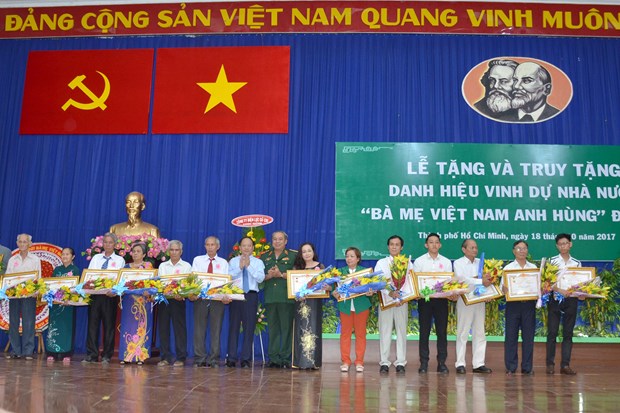 胡志明市向30位母亲授予和追授“越南英雄母亲”称号 hinh anh 1