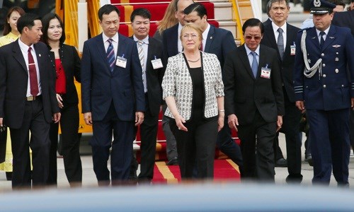 智利共和国总统米歇尔抵达河内 开始对越南进行国事访问 hinh anh 1