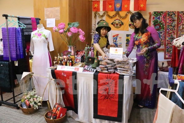 东盟妇女协会举办慈善义卖活动 共设展位86个 hinh anh 1