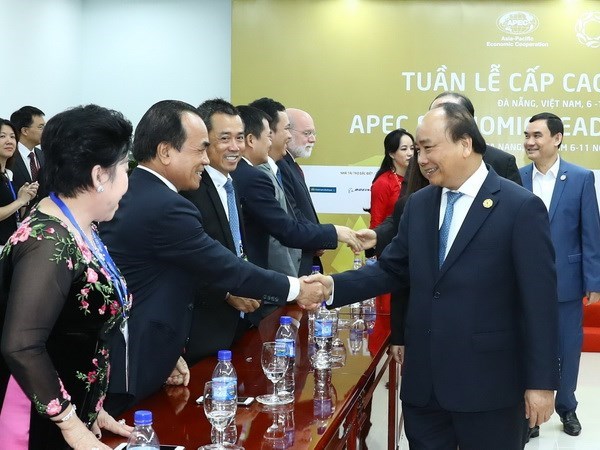 政府总理阮春福会见出席2017年APEC工商领导人峰会的大型企业领导 hinh anh 3
