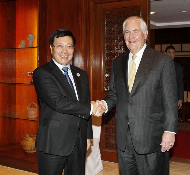 2017年APEC会议：越南政府副总理兼外长范平明会见美国国务卿蒂勒森 hinh anh 1