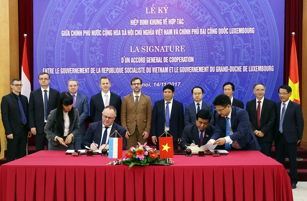 越南与卢森堡签署合作框架协议 hinh anh 1