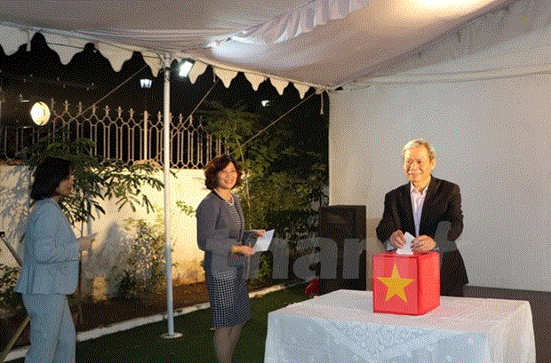 越南驻印度大使馆为国内灾民捐款 hinh anh 1