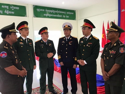 越南人民军年轻军官代表团在柬埔寨进行交流 hinh anh 1