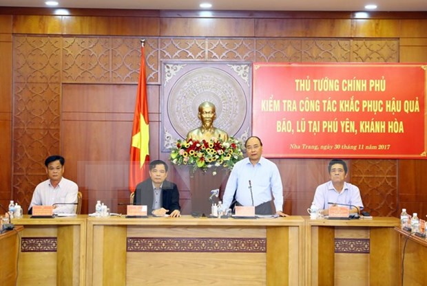 越南政府总理同意向遭受第12号台风袭击的省份提供一万亿越盾 hinh anh 1