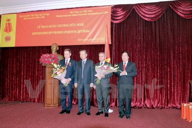 越南向俄罗斯联邦安全局领导授予友谊勋章 hinh anh 1