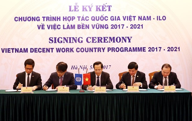 越南与国际劳工组织签署可持续就业合作计划 hinh anh 1