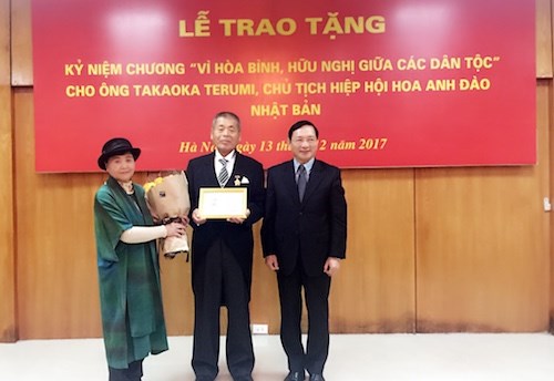 越南授予日本樱花协会主席 “致力于各民族和平与友谊”纪念章 hinh anh 1