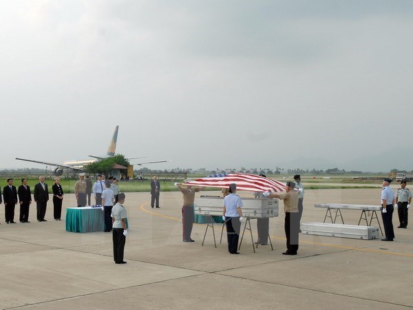 越南战争期间失踪的美国军人遗骸归国仪式在内排机场举行 hinh anh 1