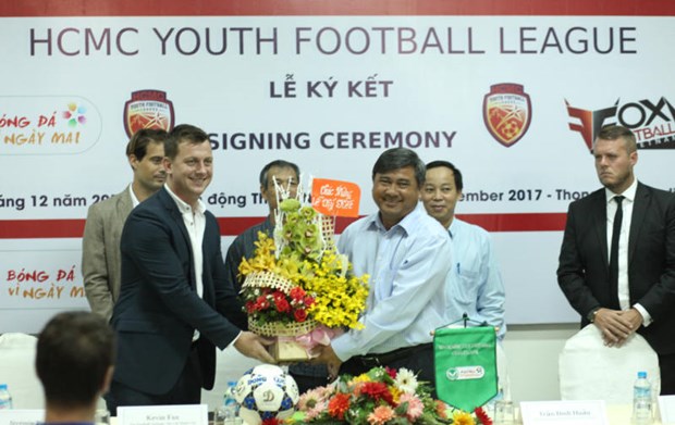胡志明市足协与越南Fox Football学院签署合作协议 hinh anh 1