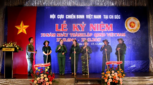 旅居捷克越南老兵庆祝越南人民军成立73周年 hinh anh 1