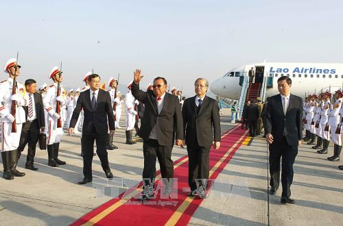 老挝人民革命党中央总书记、国家主席本扬·沃拉吉抵达河内 开始对越南进行正式友好访问 hinh anh 2
