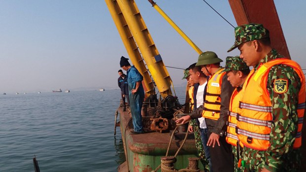 越南下龙湾驳船与游船相撞船上31名中国游客获救 hinh anh 1