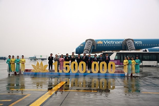 越南航空港总公司迎来2017年第9400万名旅客 hinh anh 3