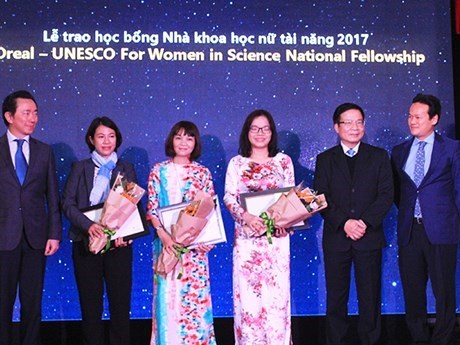 越南五名出色女科学家荣获2017年度欧莱雅-联合国教科文组织的奖项 hinh anh 1
