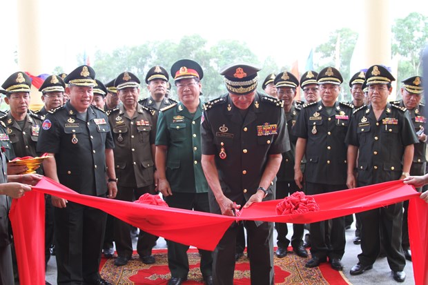 越南援建的柬埔寨陆军司令部指挥大楼正式落成 hinh anh 1