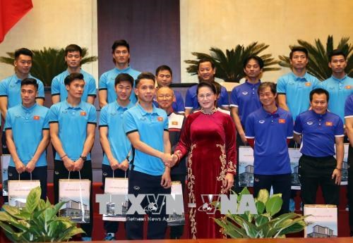 越南国会主席阮氏金银会见了载誉回国的越南U23球队 hinh anh 1