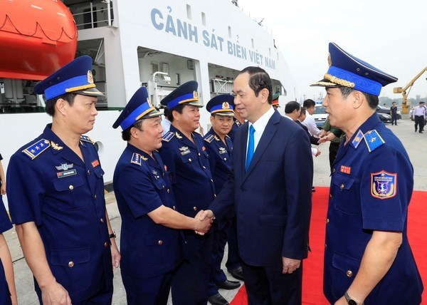 国家主席陈大光看望慰问越南海警司令部第三海区干部和战士 hinh anh 1