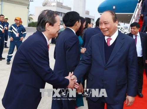 政府总理阮春福抵达老挝 开始出席越老政府间联合委员会第40次会议之行 hinh anh 2