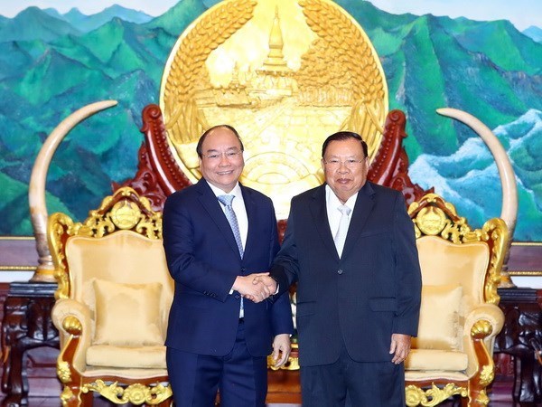 越南政府总理阮春福会见老挝领导人 hinh anh 1