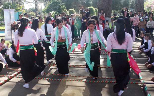 2018年嘉莱省各民族春季文化节吸引100多名艺人及广大人民群众参加 hinh anh 2