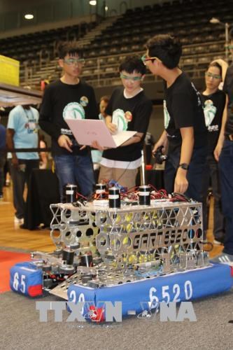 越南参加国际9-12年级中学生机器人对战赛 hinh anh 1