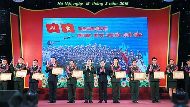 2017年越南全军模范青年表彰大会在河内举行 hinh anh 1