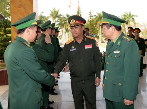 老挝人民军总参谋长故地重游越南母校 hinh anh 1