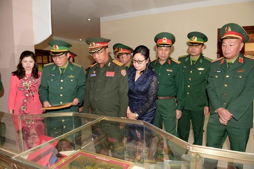 老挝人民军总参谋长故地重游越南母校 hinh anh 2