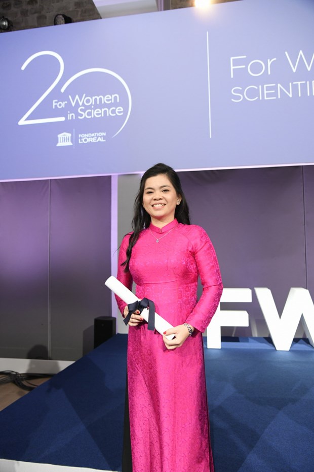 越南一名女科学家荣获“青年女科学家奖” hinh anh 1