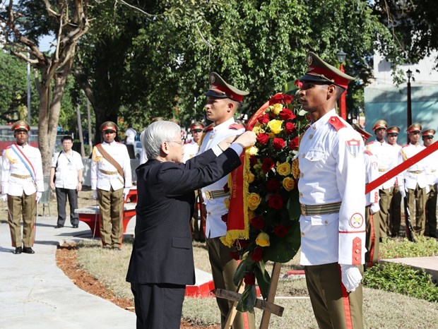 阮富仲前往设在古巴和平公园的胡志明主席塑像献花圈 hinh anh 1
