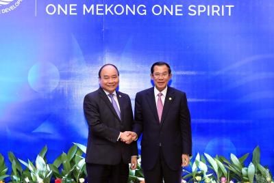 政府总理阮春福与柬埔寨首相洪森举行双边会晤 hinh anh 1