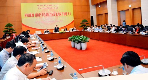 越南国会法律委员会对2019年法律法令制定计划进行审查 hinh anh 1