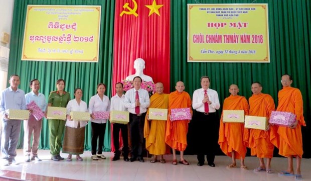 越南各省市纷纷向高棉族同胞致以新年祝福 hinh anh 2