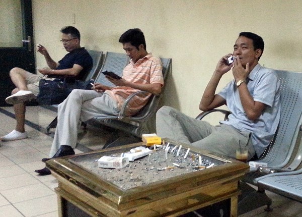 45%越南男性吸烟 造成疾病及经济负担 hinh anh 1