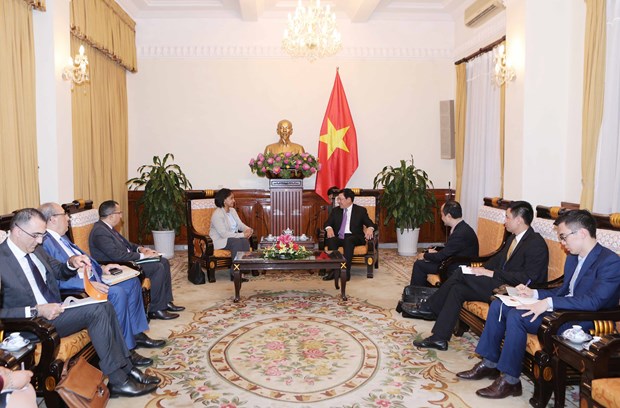 越南政府副总理兼外交部长范平明会见摩洛哥外交与国际合作部国务秘书穆尼娅•布塞达 hinh anh 2
