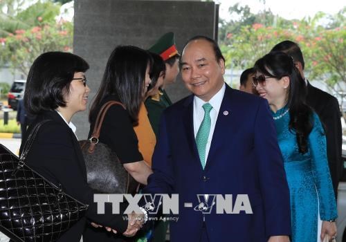越南政府总理阮春福圆满结束对新加坡进行正式访问和出席第32届东盟峰会之行 hinh anh 1
