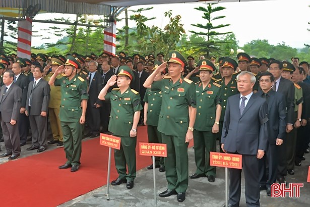 河静省为在老挝牺牲的越南志愿军遗骨举行追悼会 hinh anh 1