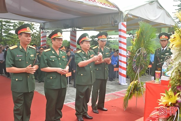 河静省为在老挝牺牲的越南志愿军遗骨举行追悼会 hinh anh 2