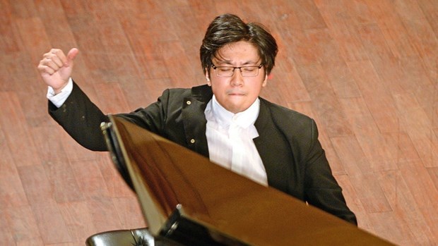 越南钢琴家刘鸿光荣获国际钢琴大赛二等奖 hinh anh 1