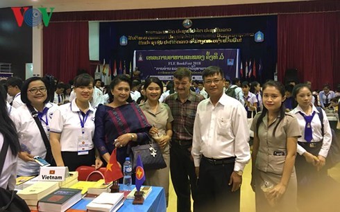 东盟作家交流会暨东盟书展在老挝举行 hinh anh 1