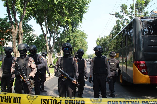 印度尼西亚三所教堂发生爆炸 死亡人数继续上升 hinh anh 2